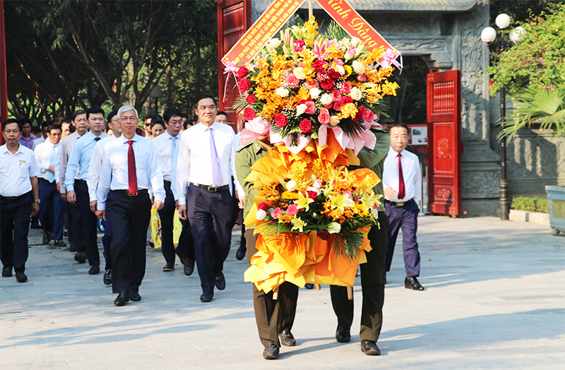 Đoàn đại biểu Thành phố Hồ Chí Minh dâng hương tại Khu di tích quốc gia đặc biệt Kim Liên