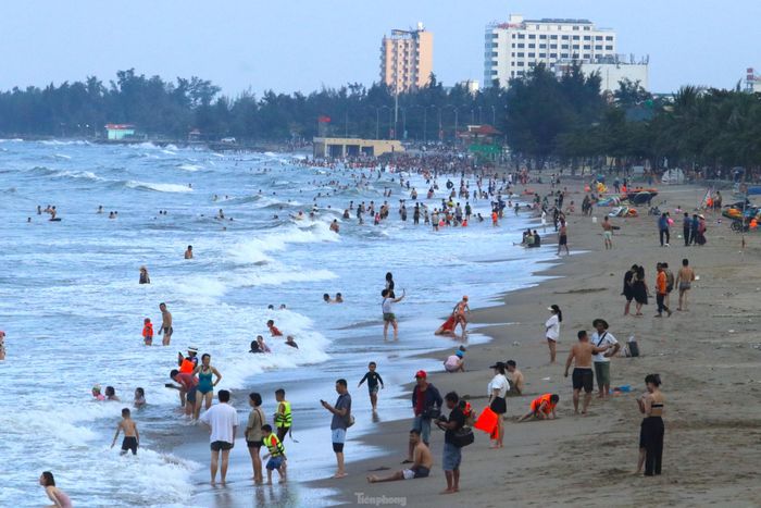 Biển Cửa Lò đông nghịt người ngày đầu nghỉ Quốc khánh