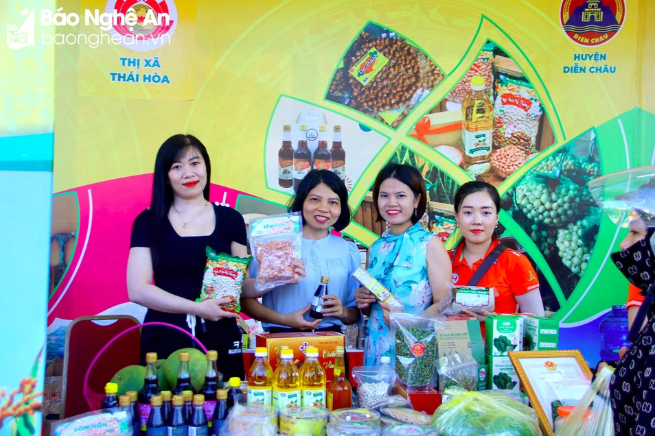 Doanh nghiệp Nghệ An thử nghiệm livestream bán hàng trên phố đi bộ