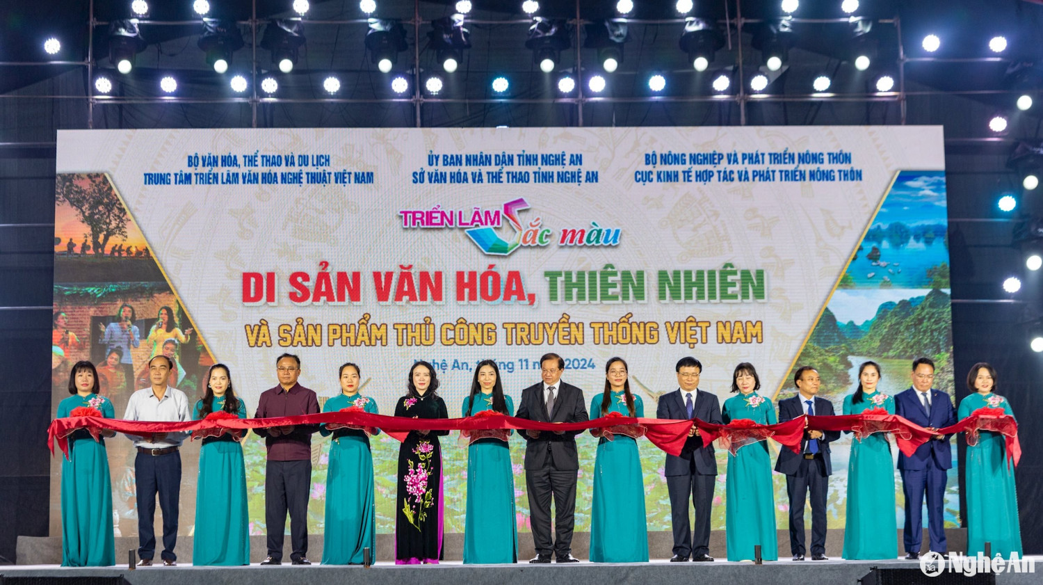 Khai mạc Triển lãm 'Sắc màu di sản văn hóa, thiên nhiên và sản phẩm thủ công truyền thống Việt Nam'