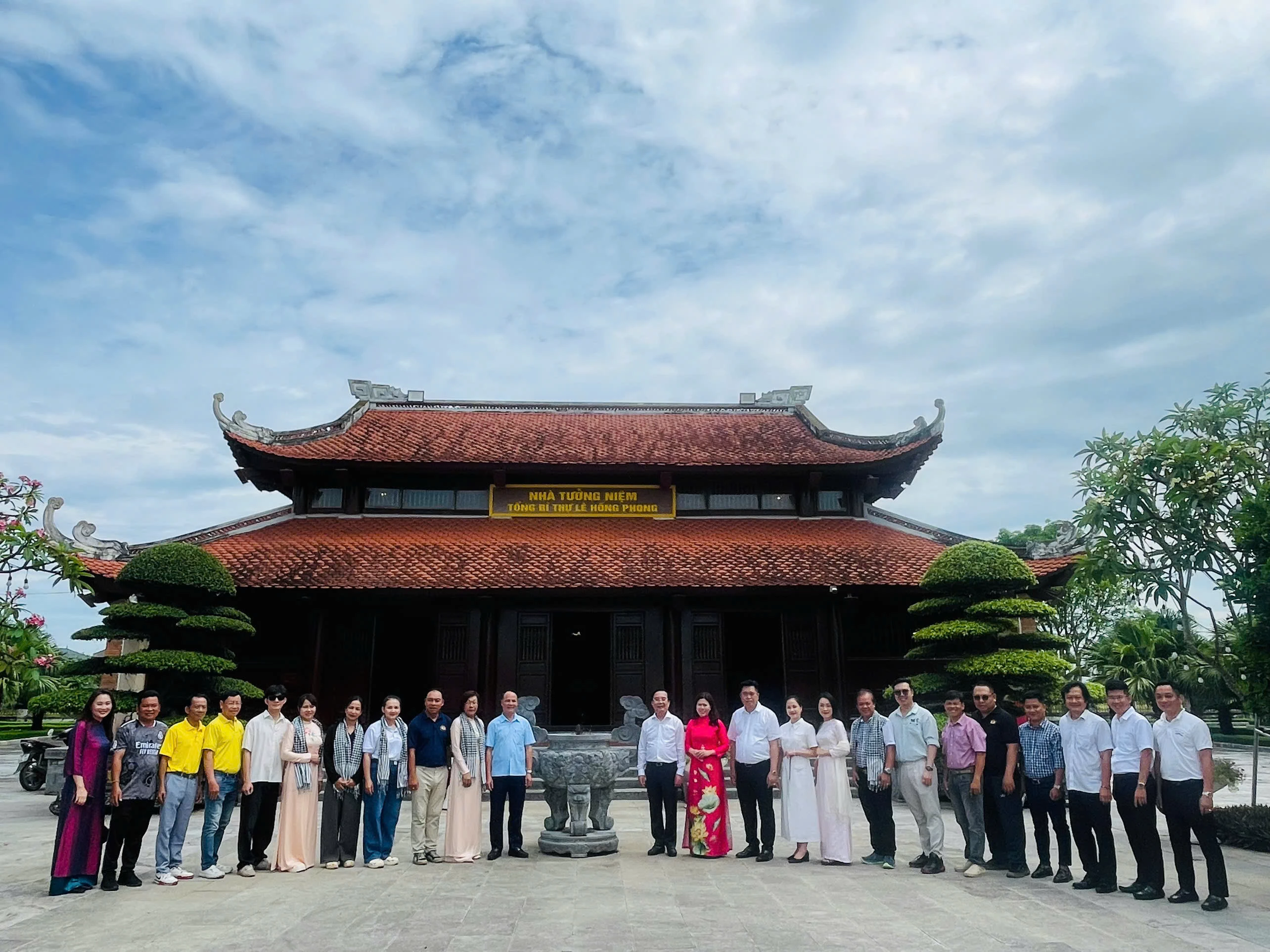 Sở Văn hóa và Thể thao Thành Phố Hồ Chí Minh dâng hương tại các địa chỉ đỏ trên quê hương Nghệ An