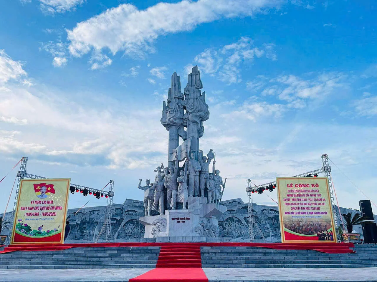 Trang trọng kỷ niệm 136 năm ngày sinh Chủ tịch Hồ Chí Minh, đón nhận bằng xếp hạng di tích Quốc gia đặc biệt và ra mắt Câu lạc bộ dân ca Ví, Giặm xã Hưng Nguyên